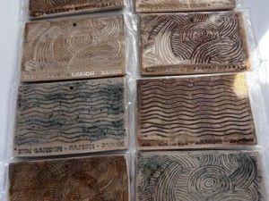 Pocztówki ceramiczne- ogród Zen-samon_ ślady grabi na piasku okręgi