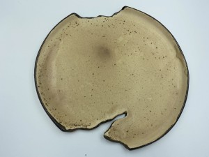 Talerz pogryziony, 29 cm.  Beż z pieprzem. Złota nitka.