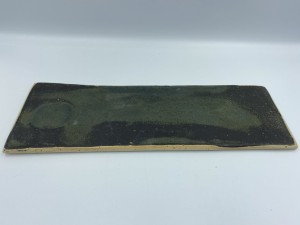 Wąska płytka ze stawem.  Wakame. 