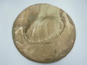 Talerz z owalnym stawem, 32 cm.  Piaskowe.