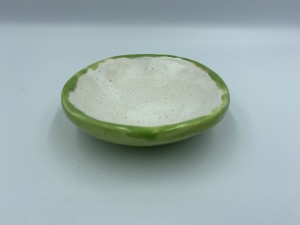 Miseczka na sos sushi. Pieprz, tofu, wasabi rim.  