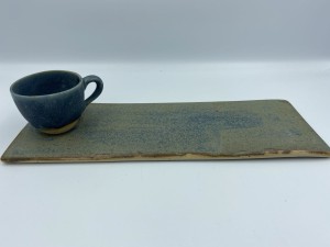 Wąska płytka na espresso w stawie.  Morza Islandii. 