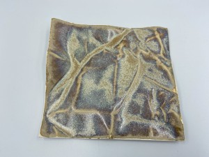 Talerz płytka, kwadrat 15 cm, skalista. Tofu wędzone. 