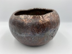 Czarka obijana. Raku.  Dym, miedź, zieleń.