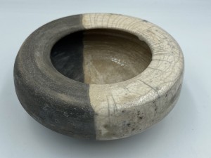 For things and rings. Raku.  Dym,  białe krakle.   