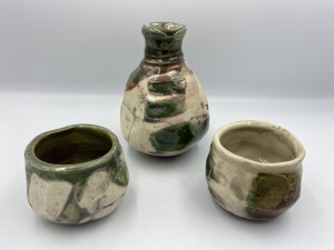 Butelka sake i 2 czarki. Raku. "Oribe" style.